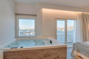صورة لـ Nautica Suites-Superior Seaview suite with jacuzzi في أنتيباروس تاون