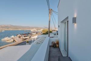 Imagem da galeria de Nautica Suites-Superior Seaview suite with jacuzzi em Antiparos Town