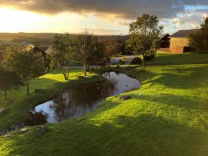 ein Fluss inmitten eines üppigen grünen Feldes in der Unterkunft Fistral hot tub house for 8 on Retallack Resort in Newquay