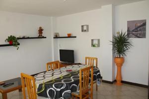 comedor con mesa, sillas y TV en Apartament Sant Joan, en Sant Joan de Vilatorrada
