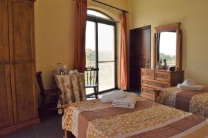 Katil atau katil-katil dalam bilik di Gmiel in-Natura B&B