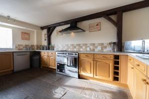 O bucătărie sau chicinetă la The Holmes Barn - Sleeps 16 - Pet friendly