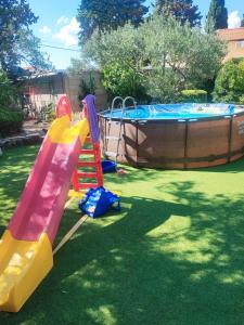 un parque infantil con un tobogán y una piscina en Apartments PHARIA, en Jelsa