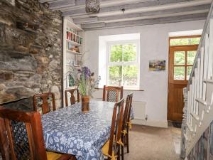 Un comedor con mesa y sillas en Llys Elen, en Caernarfon 46 fotos más