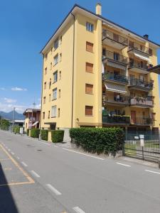 un edificio amarillo al lado de una calle en BIKE HOUSE 3 "gold", en Seriate