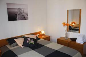 1 dormitorio con cama y espejo en Apartament Sant Joan, en Sant Joan de Vilatorrada