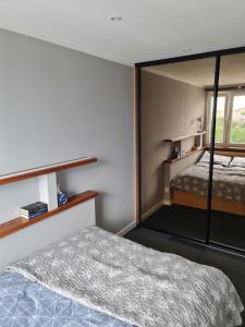 Posteľ alebo postele v izbe v ubytovaní Apartament Wyszyńskiego Szczecin Polska