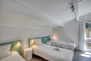 2 Betten in einem Zimmer mit grünen und weißen Wänden in der Unterkunft VVF Corrèze Pays d'Eygurande in Eygurande + 56 Fotos