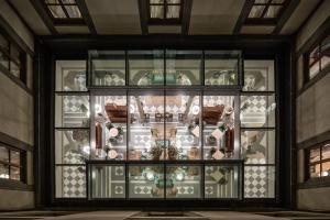 una vetrina in un edificio con molti vasi di Palazzo Portinari Salviati Residenza D'Epoca a Firenze