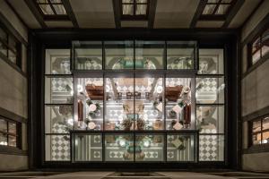 une vitrine dans un bâtiment avec beaucoup de vases dans l'établissement Palazzo Portinari Salviati Residenza D'Epoca, à Florence