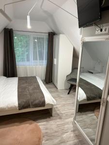 Postel nebo postele na pokoji v ubytování Cabana B2 langa strandul Banffy + 37 fotografií