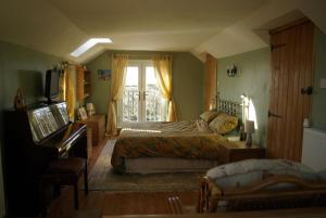 1 dormitorio con cama y ventana en Rural retreat, central location, close to beaches en Camborne