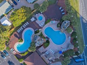 una vista aérea de una piscina en un complejo en Portside Resort Pet Friendly Rentals by Panhandle Getaways en Panama City Beach