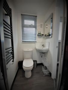 Bathroom sa Brook House ― Free on-site car park