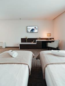 سرير أو أسرّة في غرفة في فندق امبوريوم