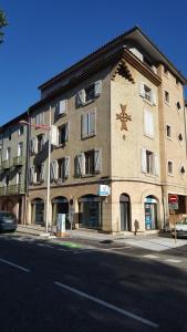 un edificio con una estrella a su lado en Foix cœur de ville, en Foix
