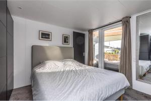 Un pat sau paturi într-o cameră la Oase aan de Kaag