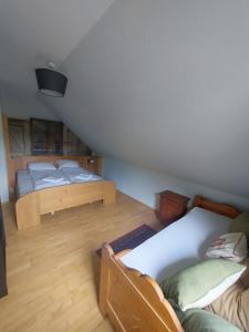 een kamer met 2 bedden op een zolder bij Haus Zurrik in Rennweg