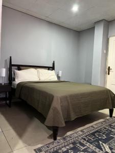 Un pat sau paturi într-o cameră la Sky Inn Hotel