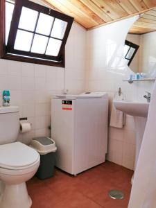 ein Badezimmer mit Toilette und Waschbecken in der Unterkunft Aurora House in Mosteiros + 21 Fotos