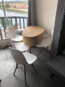 - une table et des chaises dans une chambre avec fenêtre dans l'établissement Super beau studio, à Port-la-Nouvelle