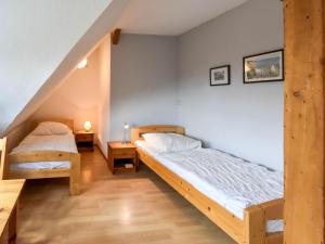 two beds in a room with a staircase at Ferienwohnung Lotti nur 200 Meter bis zum Wasser in Putbus