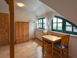 a dining room with a table and a window at Ferienwohnung Lotti nur 200 Meter bis zum Wasser in Putbus