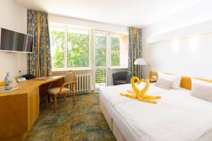 Postel nebo postele na pokoji v ubytování Hotel Wald und See