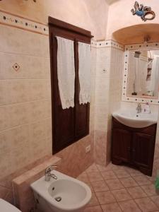 La petite salle de bains est pourvue d'un lavabo et de toilettes. dans l'établissement Casa girasole, à Isola del Giglio