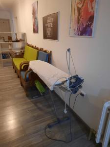 una camera ospedaliera con un letto e un tavolo di Ohana Boutique a Astana