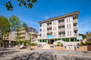 un gran edificio blanco con muchas ventanas en New Bristol Sport Hotel, en Cesenatico