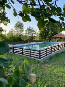 una piscina con una valla alrededor en Bas u inat babarogama, en Koraćica