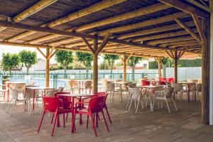 a group of tables and chairs on a patio at El Rosal del Pozo in Argés
