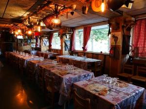 A restaurant or other place to eat at MONTLO RELAIS DES CERFS