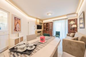 Televízia a/alebo spoločenská miestnosť v ubytovaní Central 3BR Apartment Next to Panormou Metro!