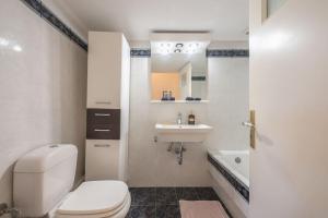 Kúpeľňa v ubytovaní Central 3BR Apartment Next to Panormou Metro! + 19 fotografií
