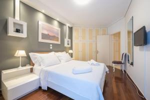 Posteľ alebo postele v izbe v ubytovaní Central 3BR Apartment Next to Panormou Metro!