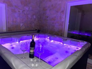 Nápoje v ubytování Villa Mateo with Private Pool