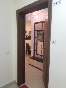 地拉那的住宿－The Perfect Retreat，通往带镜子的房间的门