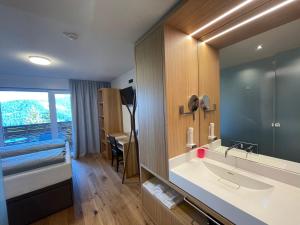 Koupelna v ubytování Panoramahotel Sonnhalde + 37 fotografií