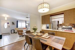 Kjøkken eller kjøkkenkrok på Pooler Travelers Retreat I - Entire House -
