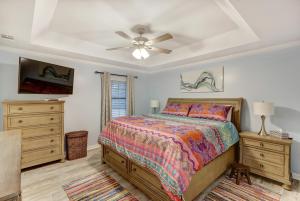 a bedroom with a bed and a ceiling fan at Pooler Travelers Retreat I - Entire House - in Savannah