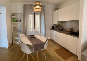 kuchnia ze stołem i krzesłami w pokoju w obiekcie CLO APARTMENT w mieście Toscolano Maderno