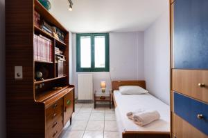 una piccola camera con letto e finestra di A&S Seaside Maisonette a Lixouri
