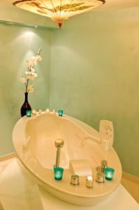 eine Badewanne in einem Zimmer mit grünen Wänden in der Unterkunft Hotel Waldrausch in Hahnenklee-Bockswiese