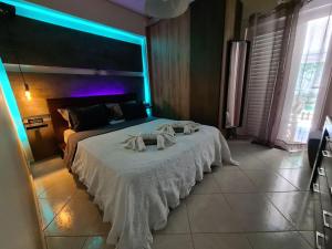 um quarto com uma cama com duas toalhas em Luxury Home em Spata