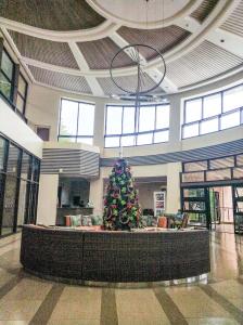 Un albero di Natale nel mezzo di un atrio di Beach Getaway at Pico de Loro Hamilo Coast Nasugbu Batangas a Nasugbu Altre 34 foto