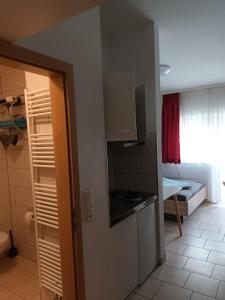 una cocina con una puerta que da a una habitación en Business Apartment Reutlingen, en Reutlingen