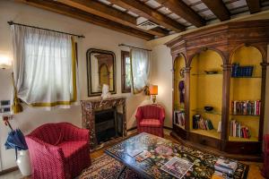een woonkamer met 2 stoelen en een open haard bij Ai Due Fanali in Venetië