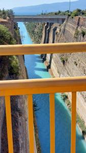 una vista de un río con un puente en el fondo en Guest House, en Agioi Theodoroi